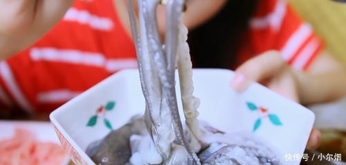 章鱼|韩国小姐姐在家直播吃“面条”,当我看到动来动去,差点被吓一跳