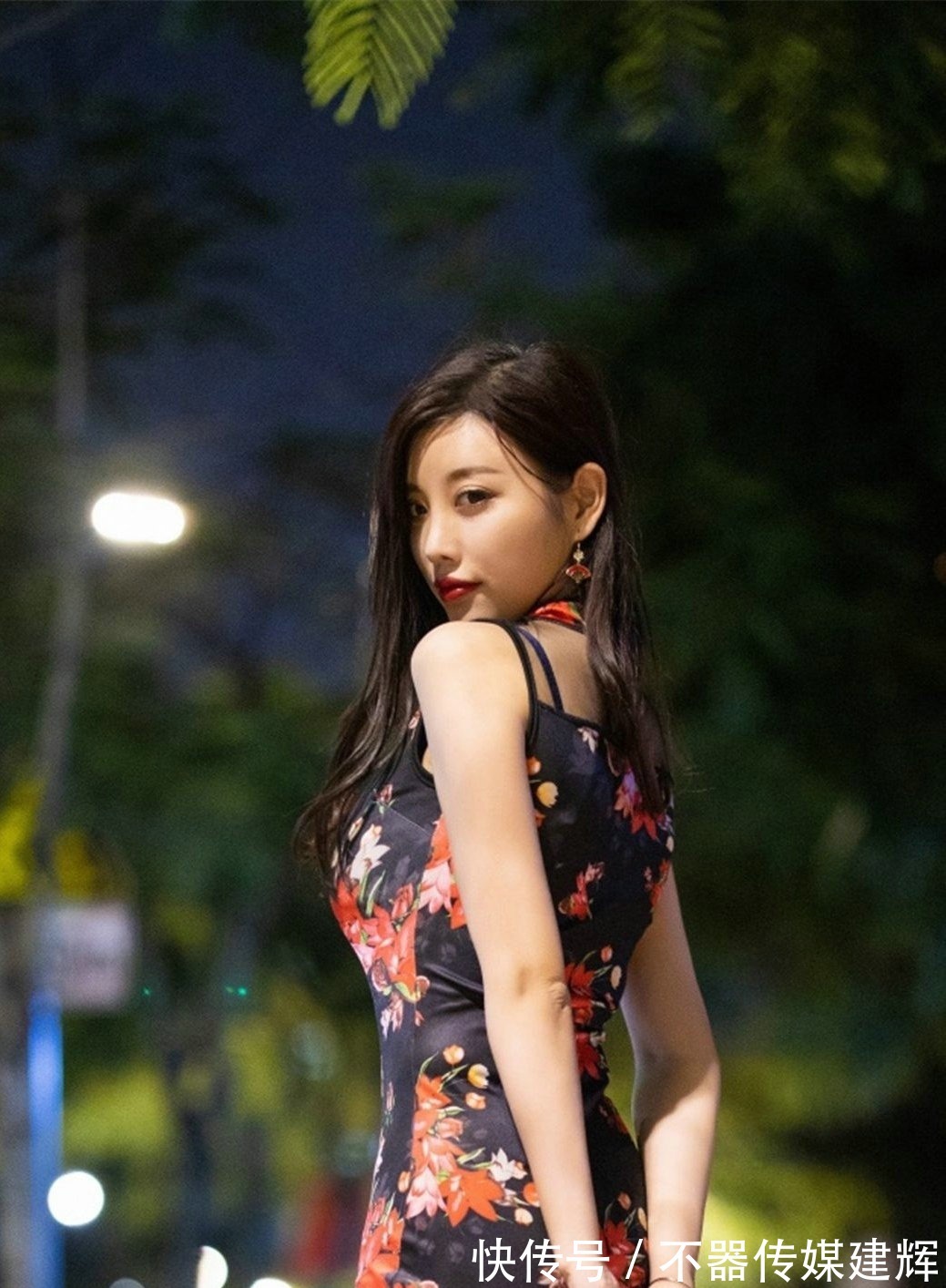 气息|旗袍增加华丽的奢华气息,既体现了东方传统的韵味,又有着时尚感