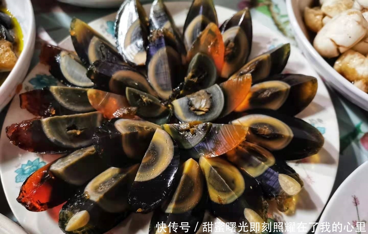 老家的年夜饭，14道家常菜摆满了八仙桌，8道热菜中只有2道是蔬菜