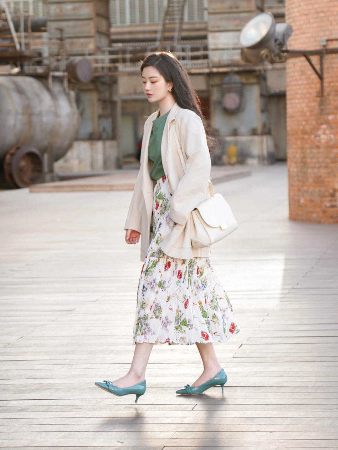 半身裙|西服不只是职业装,内搭T恤+印花半身裙,休闲又时髦,超好看