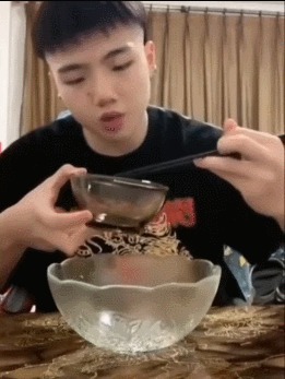 如今的吃播,已经进化到没有食物也能吃了