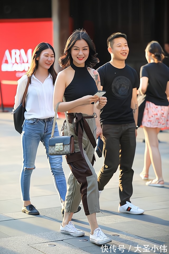 棕色|美女街拍:黑色挂脖上衣搭配拼色工装裤,搭配布条腰带,时髦个性干净利落