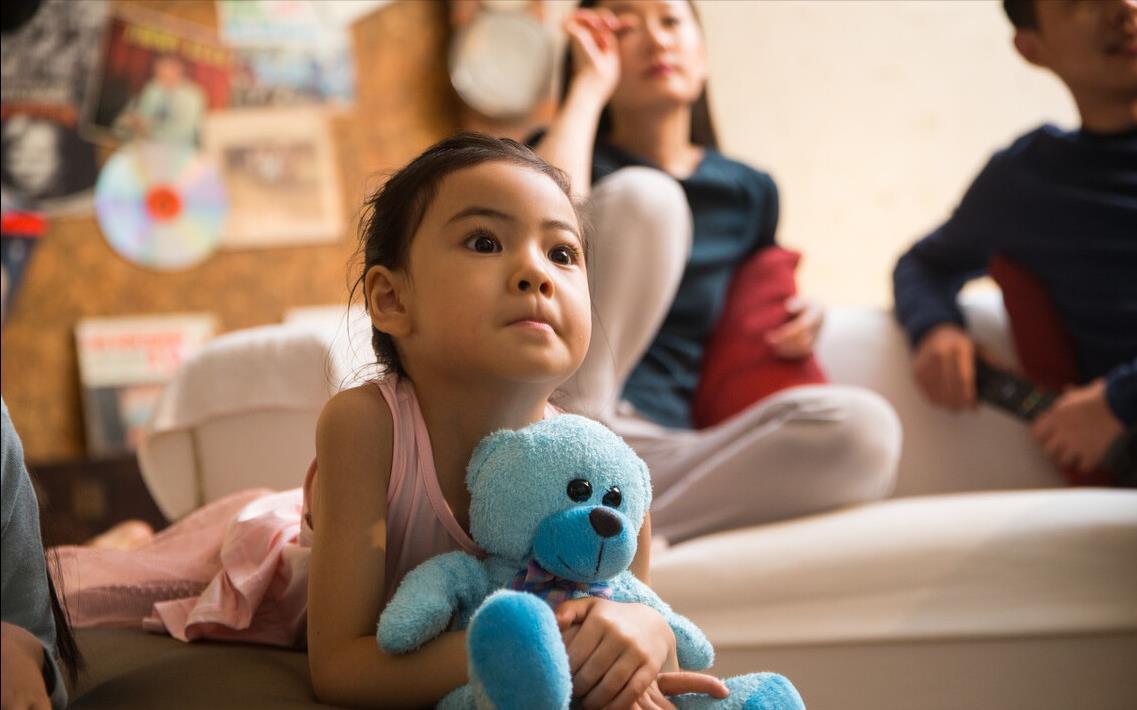 看电视|真以为孩子那么喜欢看电视?换个角度看,孩子真的很“可怜”