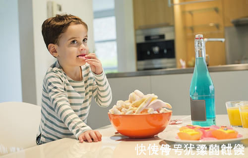 辅食|当宝宝出现这4个特征时,说明积食了,父母可以试试这样改善