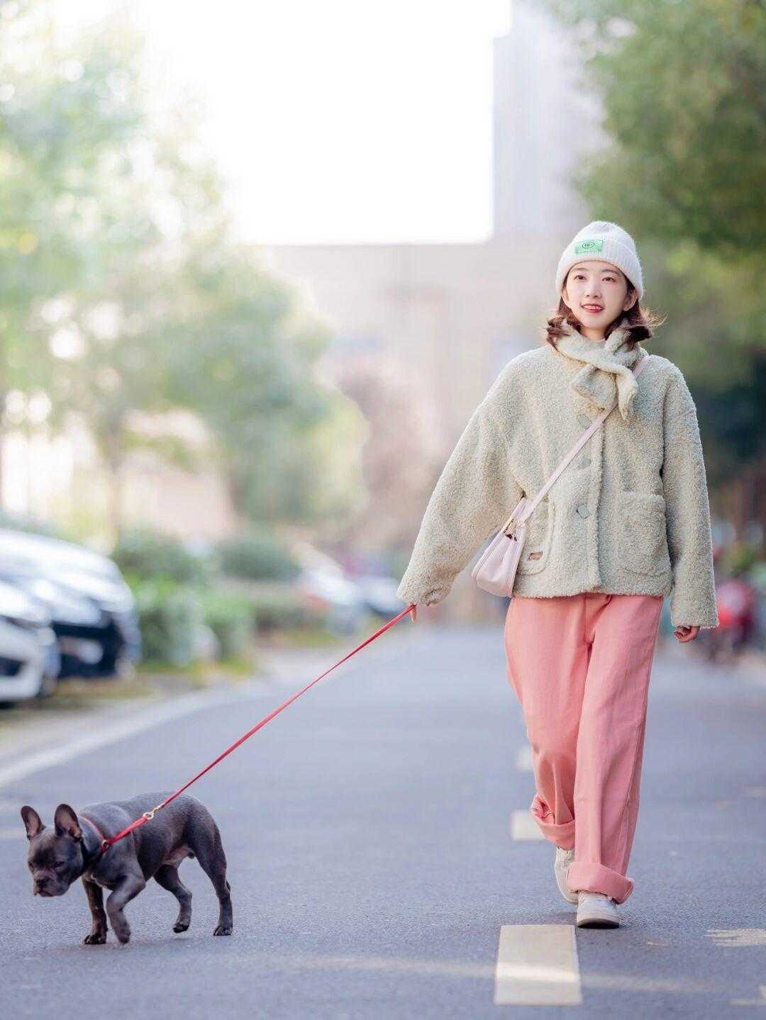 穿搭 冬季要拒绝“老气感”,快安排上这3条高级色裤装,洋气炸了