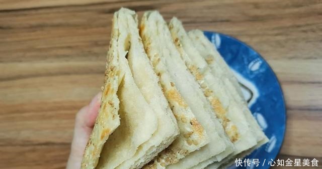 做薄煎饼时,有些人把面条烫了,有些人在上面抹油,糕点师傅教你