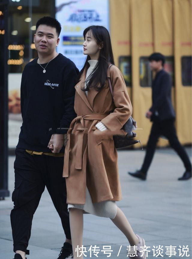 绽放|街拍:格子衬衫+黑色束腰大衣,美女绽放迷人微笑,美如