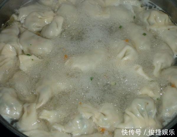 饺子馆老板不小心说漏嘴饺子馅加勺它，汤汁很浓郁，味道好千倍