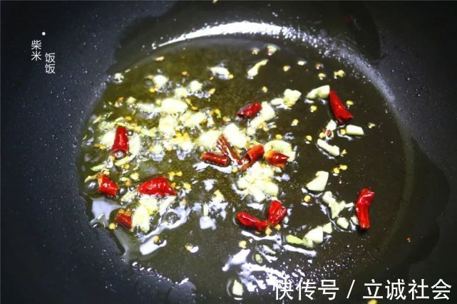 好吃|炒芹菜，别直接下锅，多这一步，芹菜清香又脆嫩，素炒也好吃