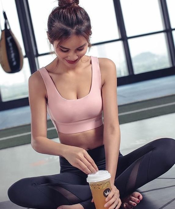  身段|街拍时髦身段的紧身打底裤美女，青春活力，凸显女人的迷人气质