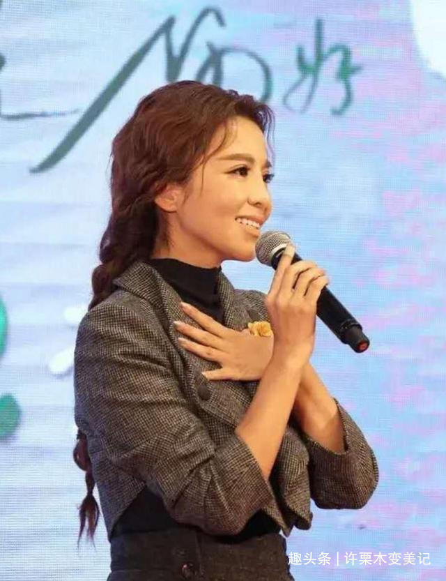 丸子头 50岁女人别再留齐刘海了,今年流行5种“发型”,显脸小不挑人