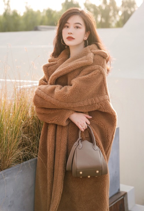 长筒靴|女神博主的穿搭指南,泰迪熊大衣+半身裙高级优雅,气场全开!