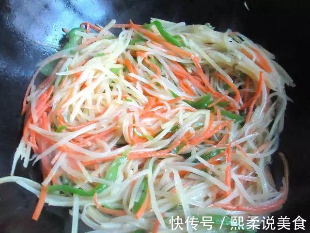 春饼还是自己做出来的香，卷上喜欢的蔬菜和肉丝，太诱人了