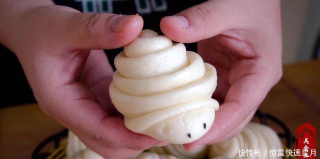 分享|蒸花卷时,和面别只放水和酵母粉,分享技巧经验,松软亮白不发硬