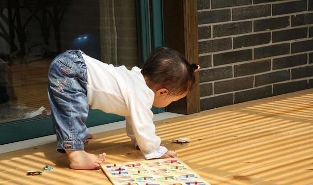 家长|宝宝“先爬后走”与“不爬就走”,这3大差距太明显,家长别大意