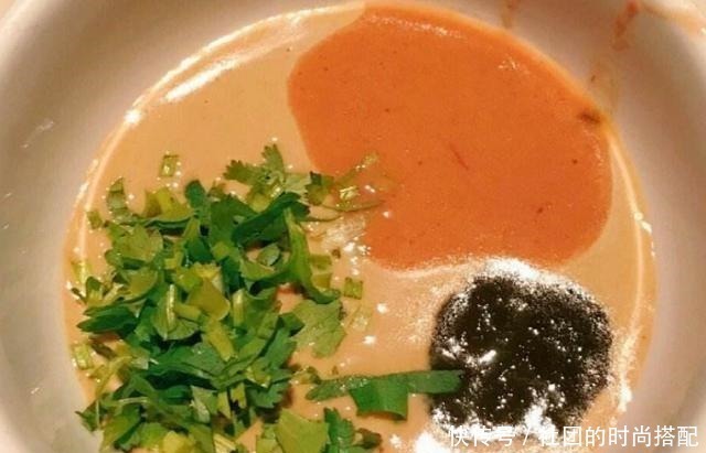 吃火锅时,专调这4种蘸料的,服务员瞧见都会高看你一眼行家!