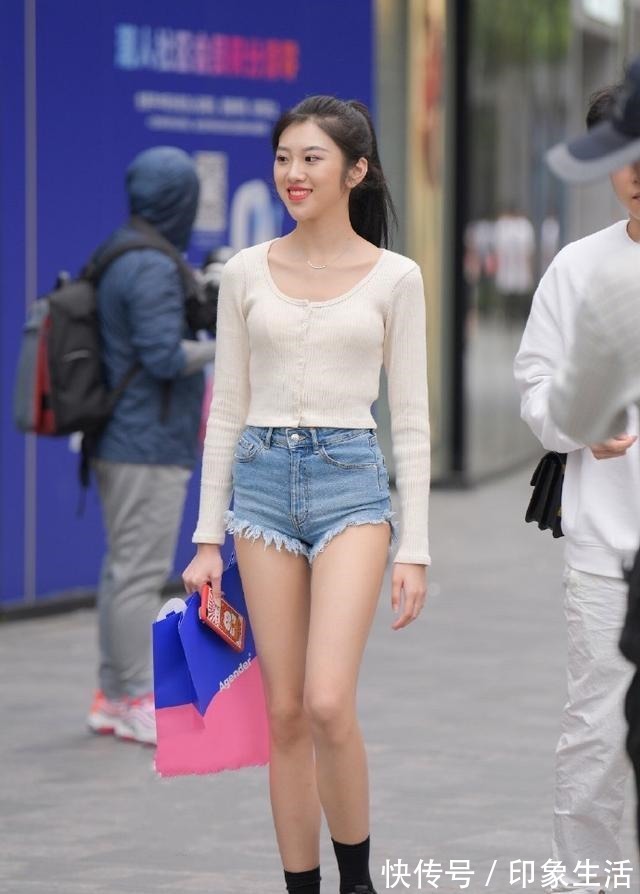 牛仔短裤 白针织衫配牛仔短裤,挡不住的清爽气质,日常就应该这样穿!