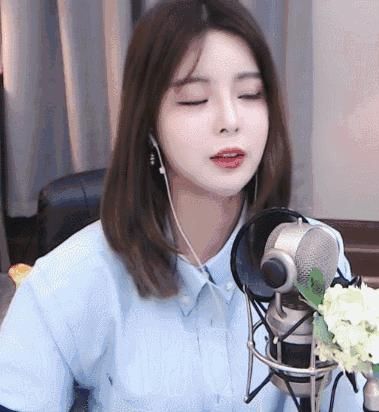 双排|Uzi询问Doinb：你是不是在地下室偷偷看女主播，不给队友分享啊？
