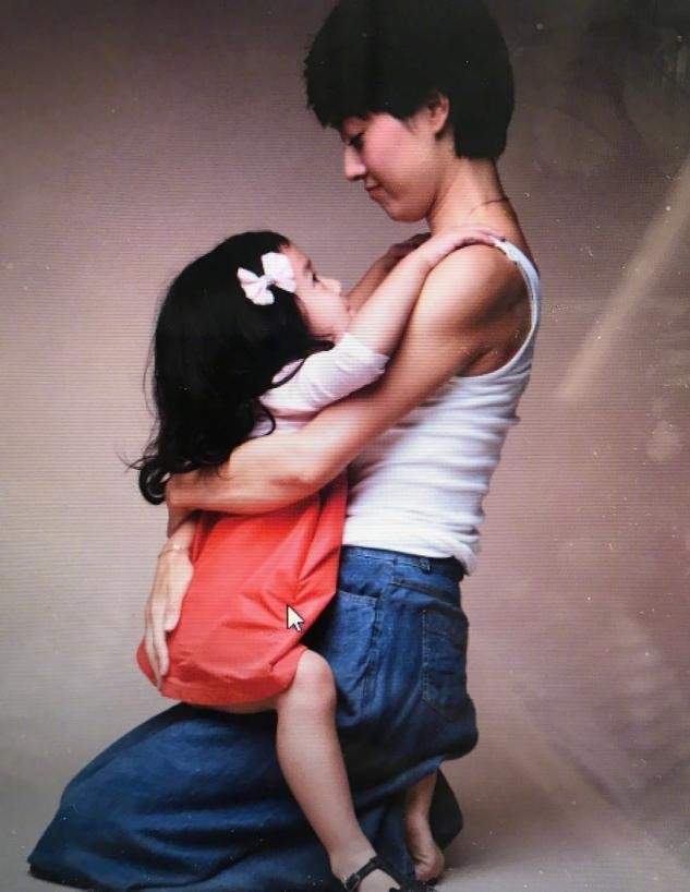 时尚感 马伊琍小女儿生日,她穿V领毛衣暴露好身材,脸嫩的和女儿像姐妹