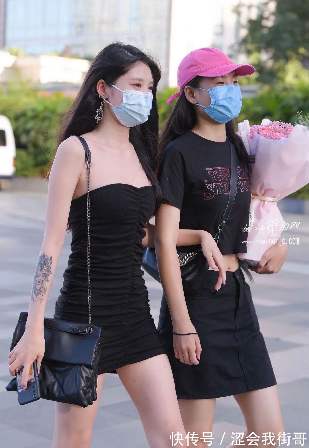 仙女下凡 街拍:绑带高跟凉鞋配抹胸裙,宛如仙女下凡来