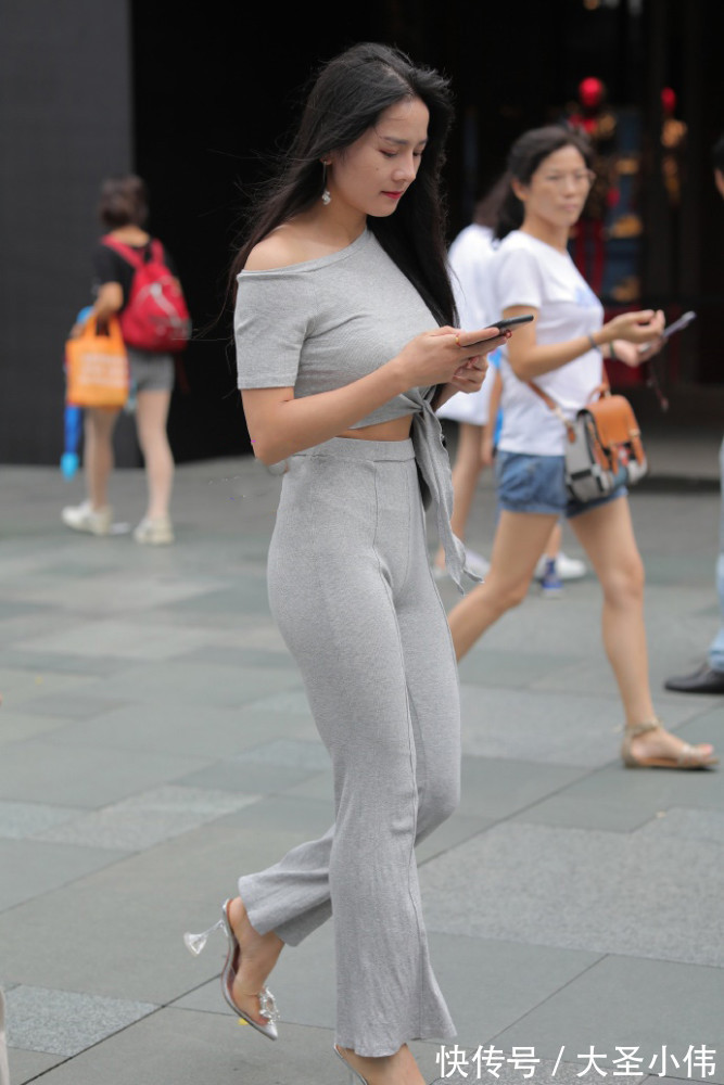 一条街 美女街拍:女人“这样”穿阔腿裤,时尚修身,气质甩路人一条街!