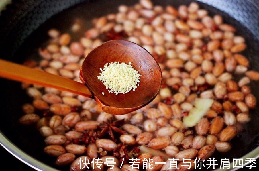 炸花生米时,直接油炸就错了!多做1步,浓香酥脆,放1周也不返潮