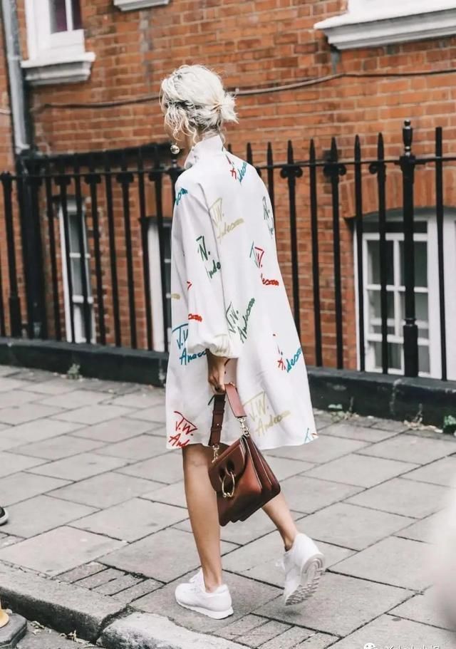  连衣裙|忘掉高跟鞋，“连衣裙+平底鞋”才是夏季王炸组合