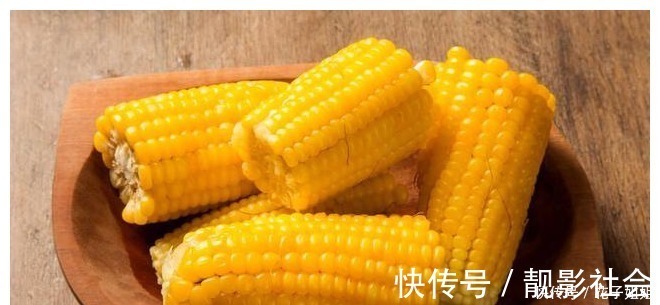 凉水|煮玉米，应该去皮煮还是带皮煮学会这样做，香甜好吃又有营养！