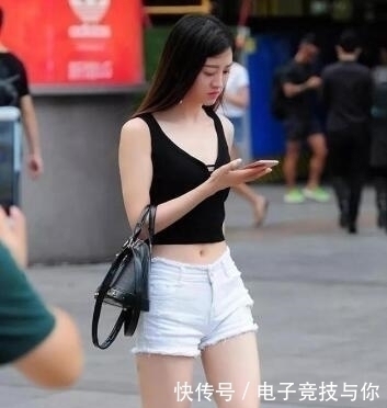 露脐|时尚街拍,灰色的露脐紧身T恤衫,走路自带气质,养眼又好看