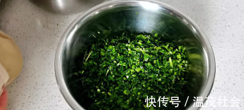 每年冬天我家就爱吃这素包子,5元钱蒸一锅,一口气吃7个