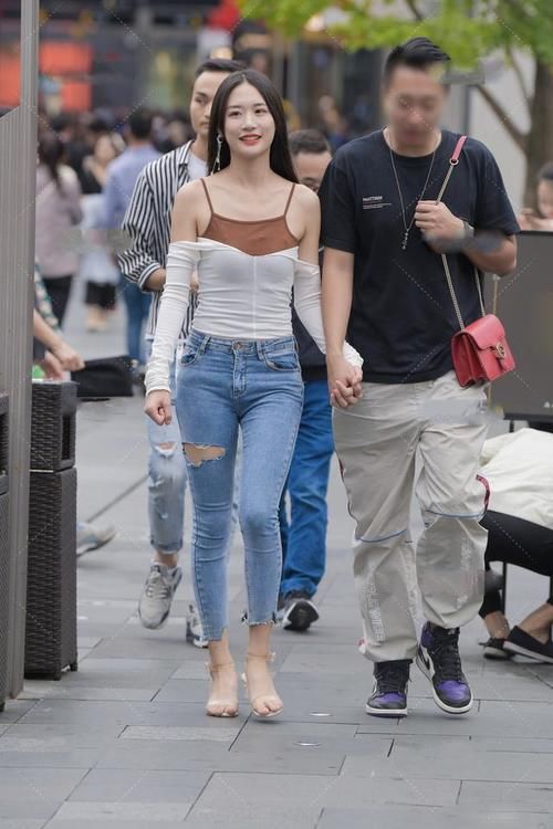 形形色色的裤装穿搭，还是修身牛仔裤让人偏爱，简单休闲又百搭