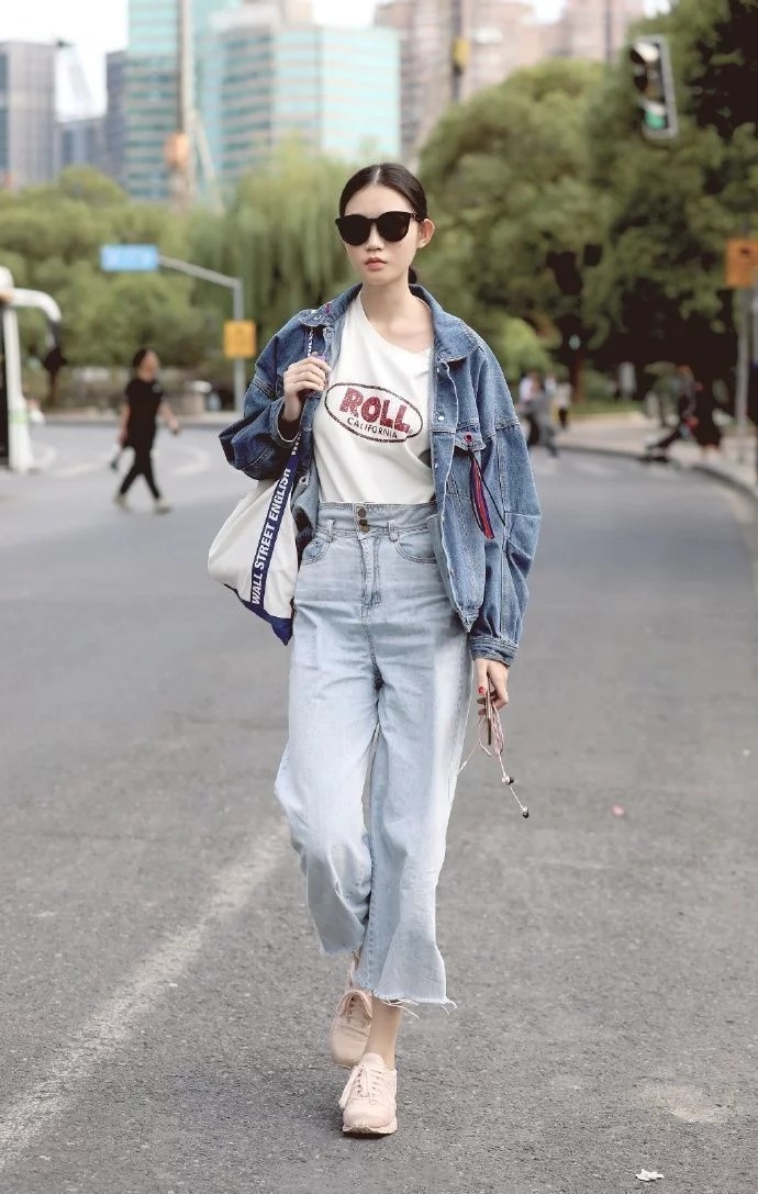 街拍:美女身穿个性上衣,时尚又亮丽,尽显高贵气质