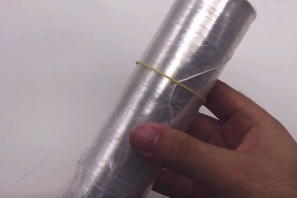 香皂盒上绑两根橡皮筋,作用真是太厉害了,解决了很多家庭的困扰