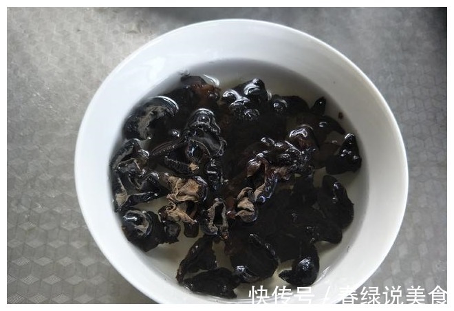 炒芹菜时,到底需不需要焯水很多人做错了,难怪芹菜难吃还塞牙