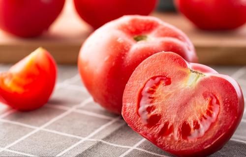 含糖量|血糖偏高能吃西红柿吗？医生建议：若想降血糖，少吃这2种食物