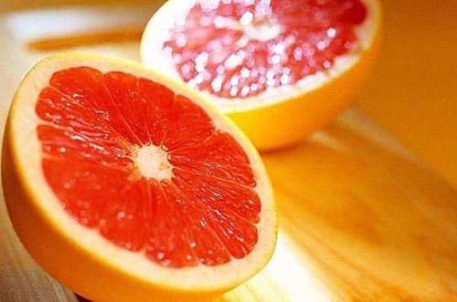 女性到了中年常吃三种食物，补水润肤，排毒抗衰，肌肤水嫩又光滑