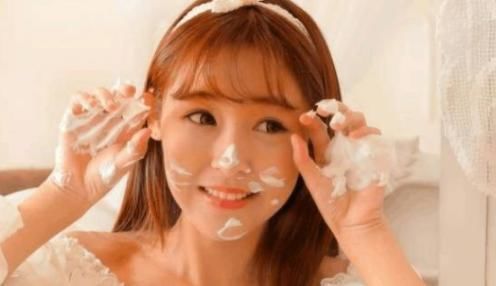 晚上洗脸用清水还是洗面奶?太多人做错了,难怪角质层越来越薄!