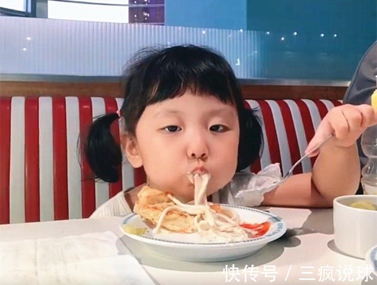 韩国|安贤洙回韩国晒冰墩墩,女儿出镜又萌又可爱,之后会带女儿去中国