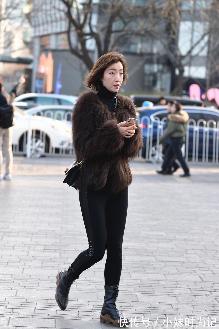 街拍 街拍:三位闺蜜一起逛街,搭配羽绒服,一定是一次热闹的逛街!