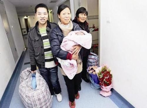 亲妈|产后出院时,你家孩子是谁抱回家的?这个人是谁很关键