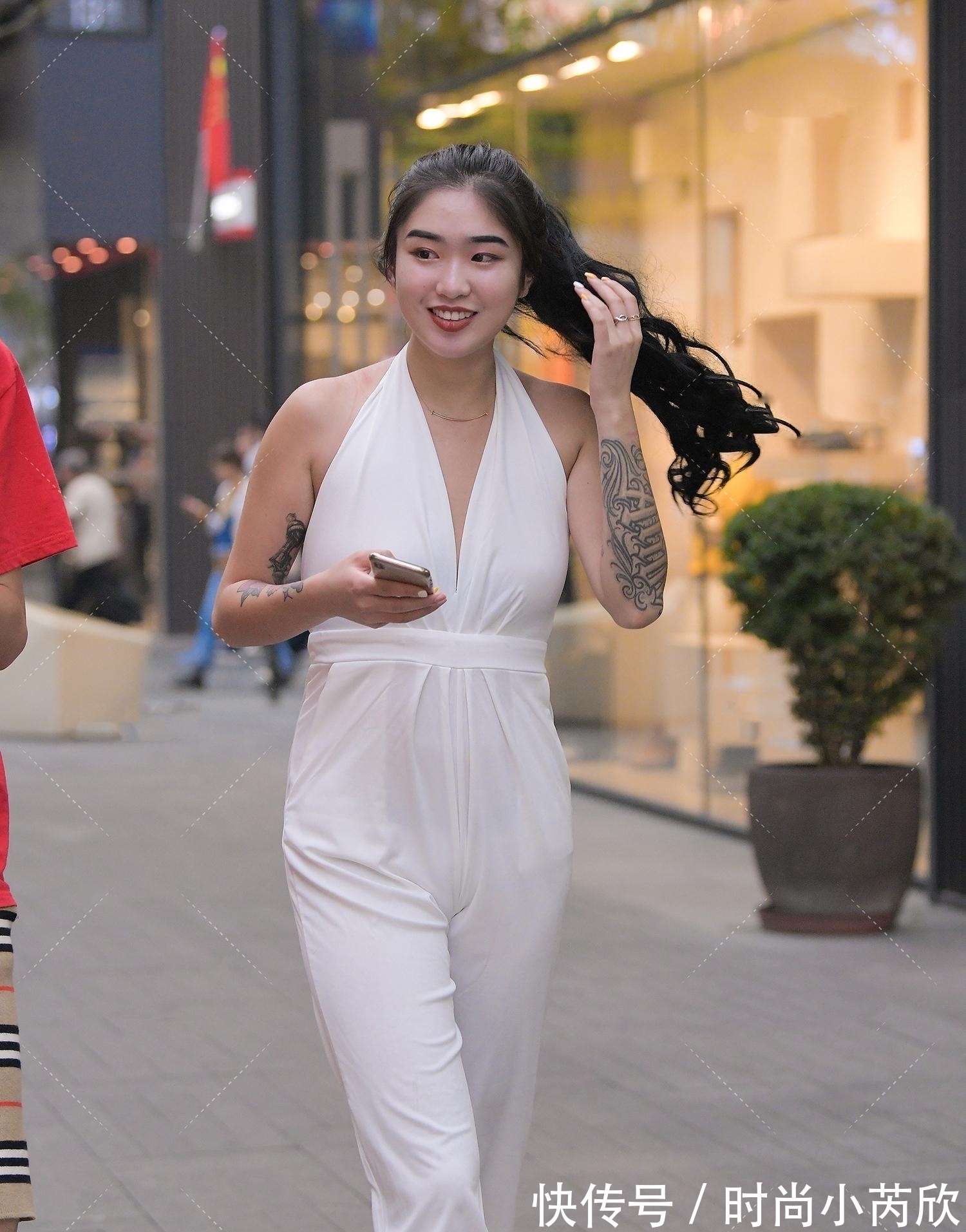 白色 花臂靓妹搭配白色套装,背面成为穿搭的“亮点”,纯白色打造“干净气质”