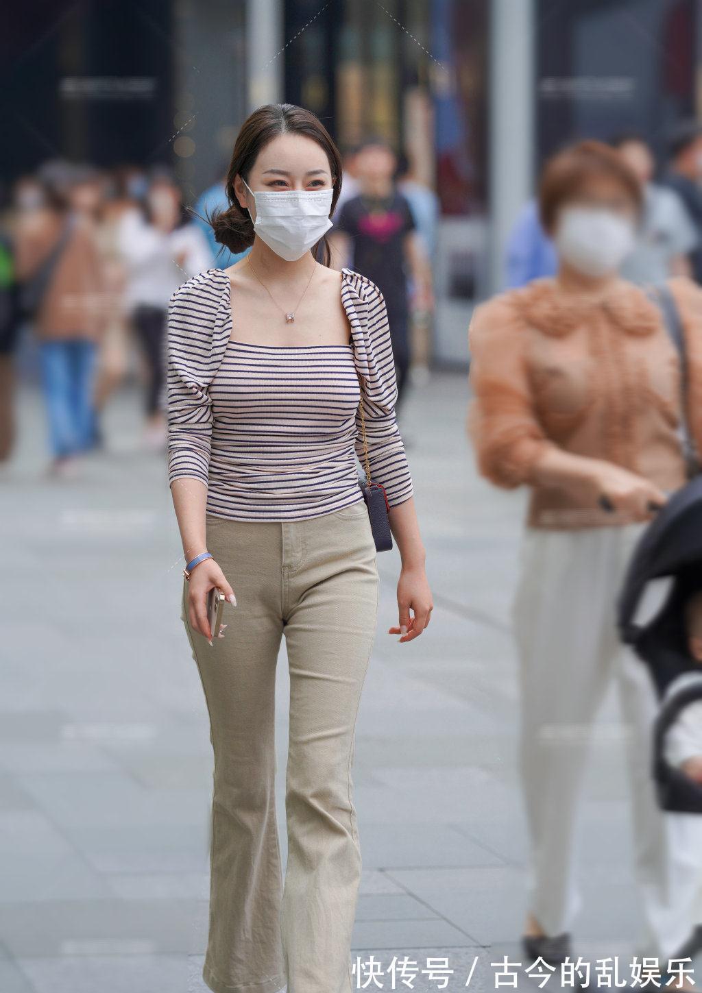 牛仔布 黑色皮裙搭配高跟鞋,创造出非常高级的时尚效果,为穿搭增添亮点