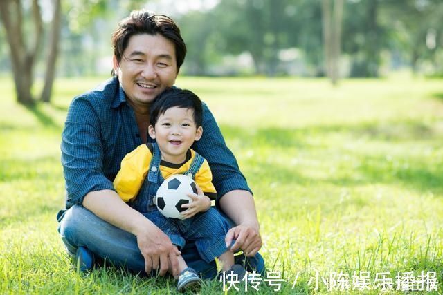 淡定|“最淡定爸爸”走红,任由俩孩子玩奶粉,网友家有矿吗