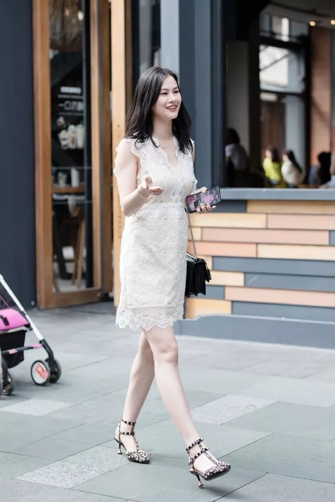 一字带|时尚美女搭配高跟鞋，穿出靓丽的迷人的气息
