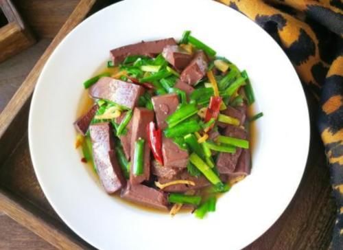  补血|韭菜和它是绝配，等于天然“补血菜”，补血补铁，脸色更红润