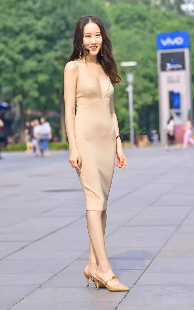 穿搭|街拍微胖姑娘的穿搭,紧身牛仔裤,修身包臀裙,凸显大长腿