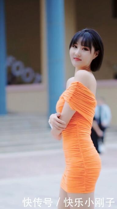 一字肩抹胸包臀裙,凸显出身体的曲线,眉宇间流露出一种高级感