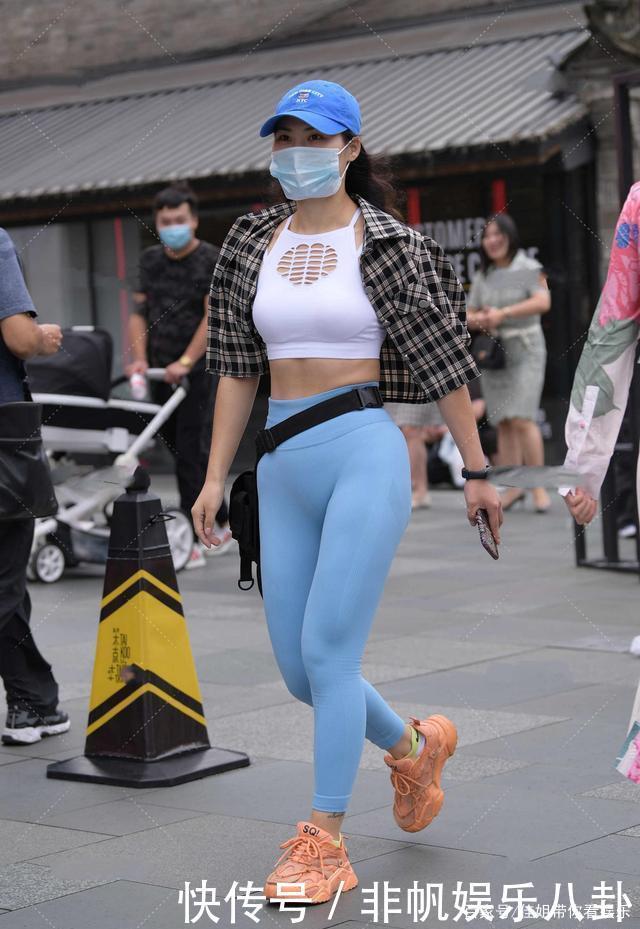 打底裤的搭配带来自在舒适的穿着感,尽显十足淑女气息