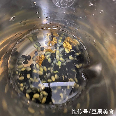 自从学会核桃仁豆浆,我就不想再吃外卖了