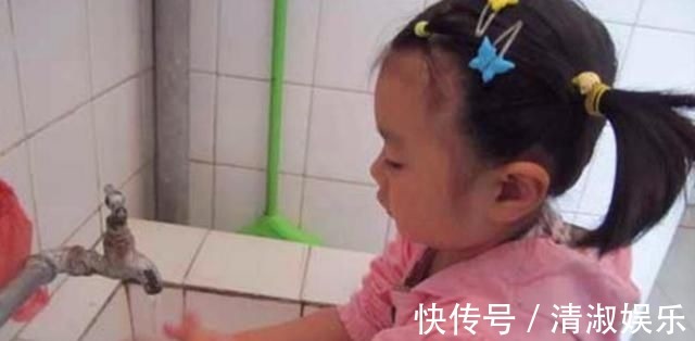妈妈|4岁女儿把手机放水里洗,妈妈失控之后,再也听不到孩子的声音